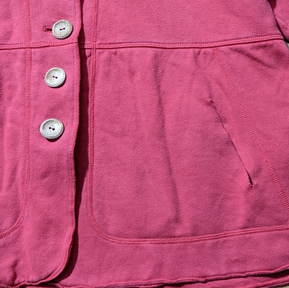 Red sweater wood buttons - Picture 5 of 5